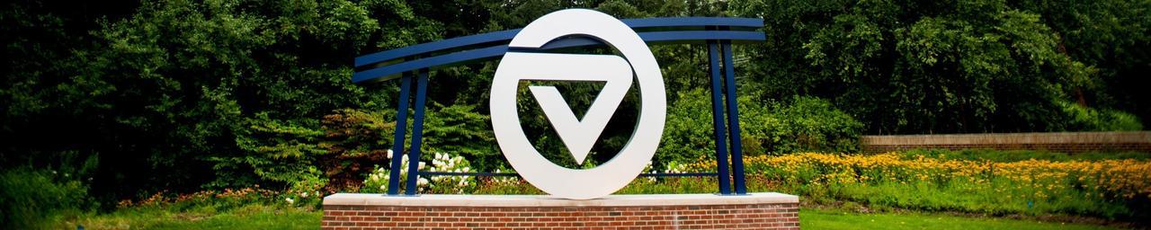 位于大学门口的GV圆形标志标牌